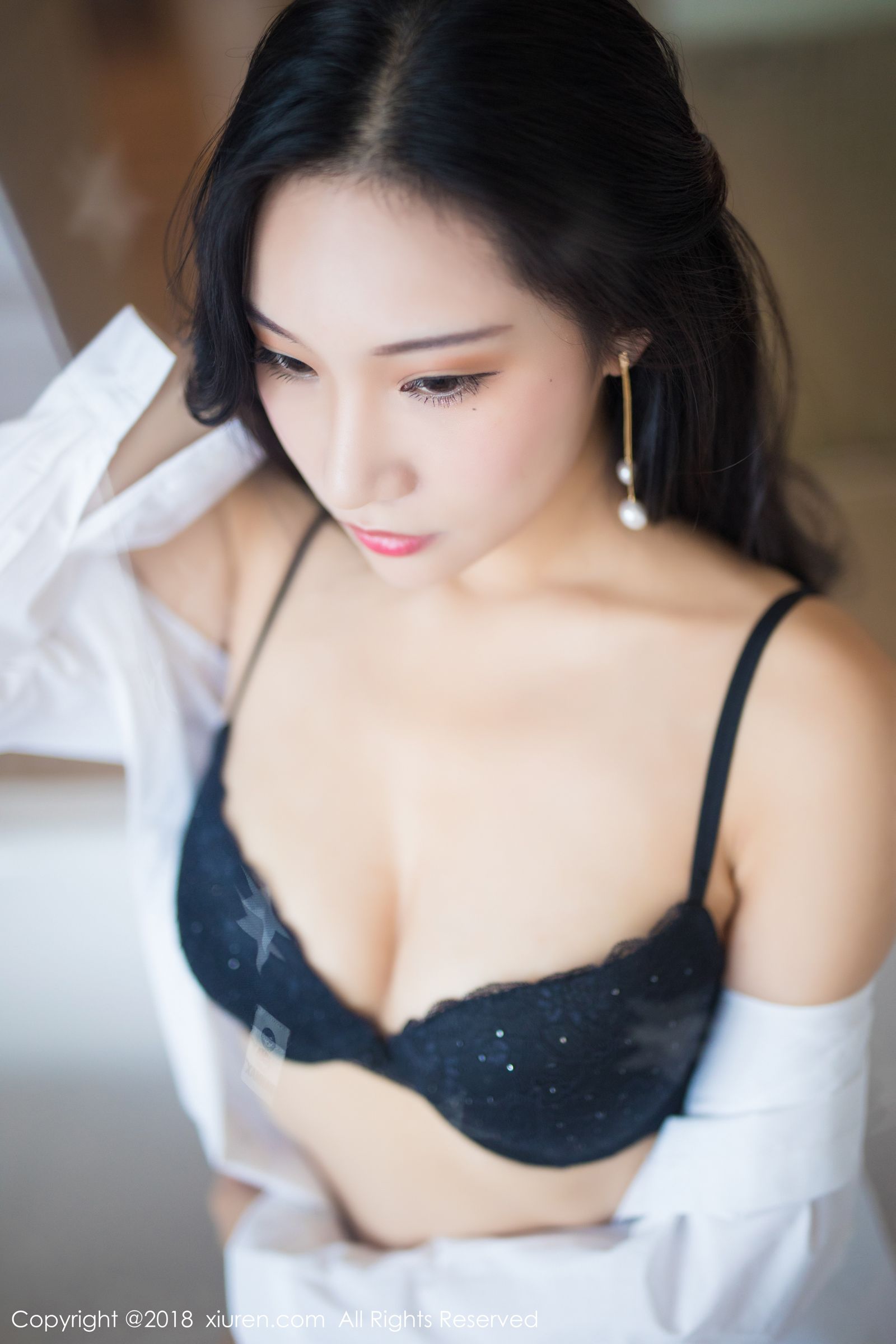 气质模特小狐狸Sica 黑内衣搭配白衬衫