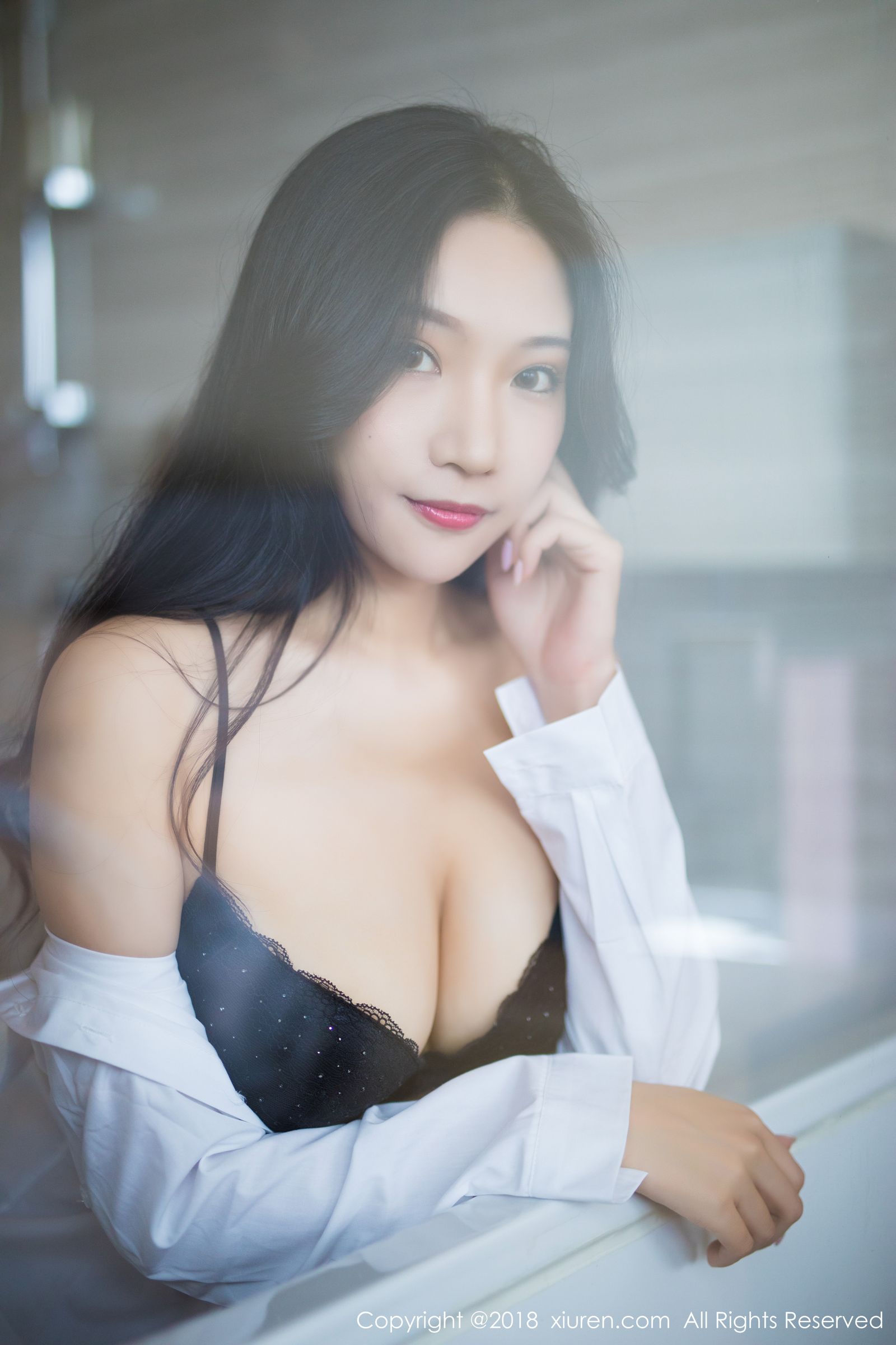气质模特小狐狸Sica 黑内衣搭配白衬衫