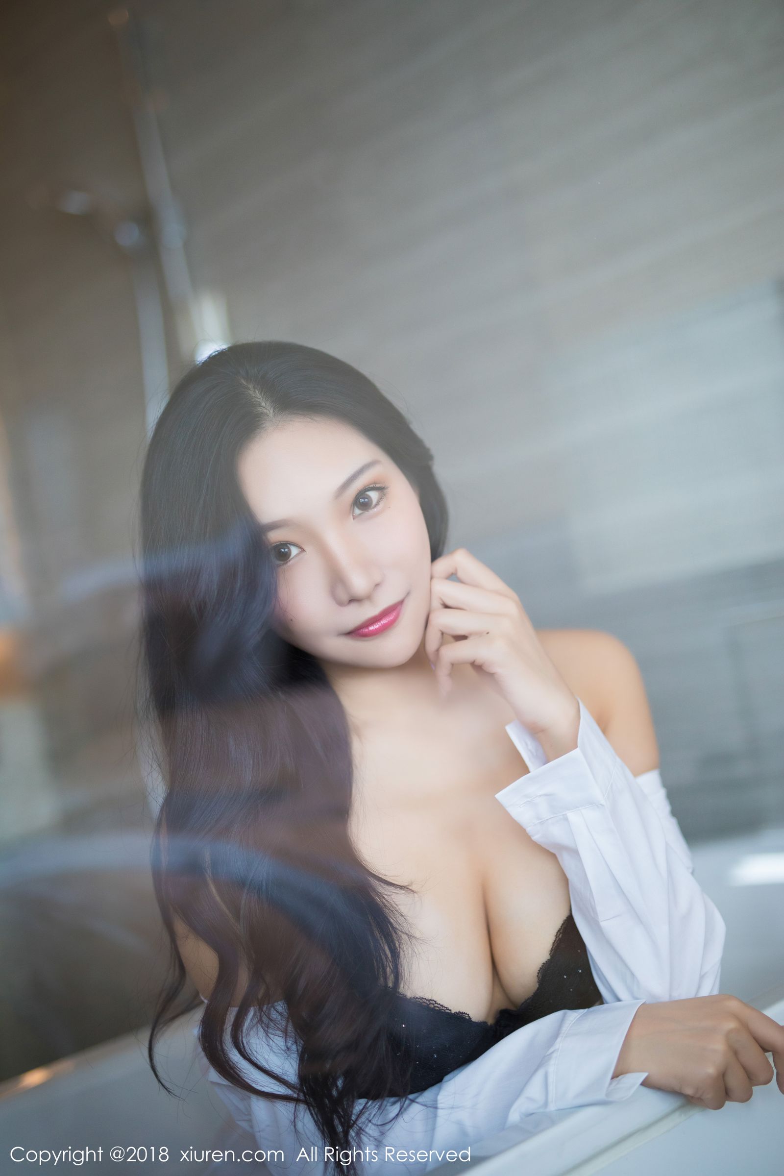 气质模特小狐狸Sica 黑内衣搭配白衬衫