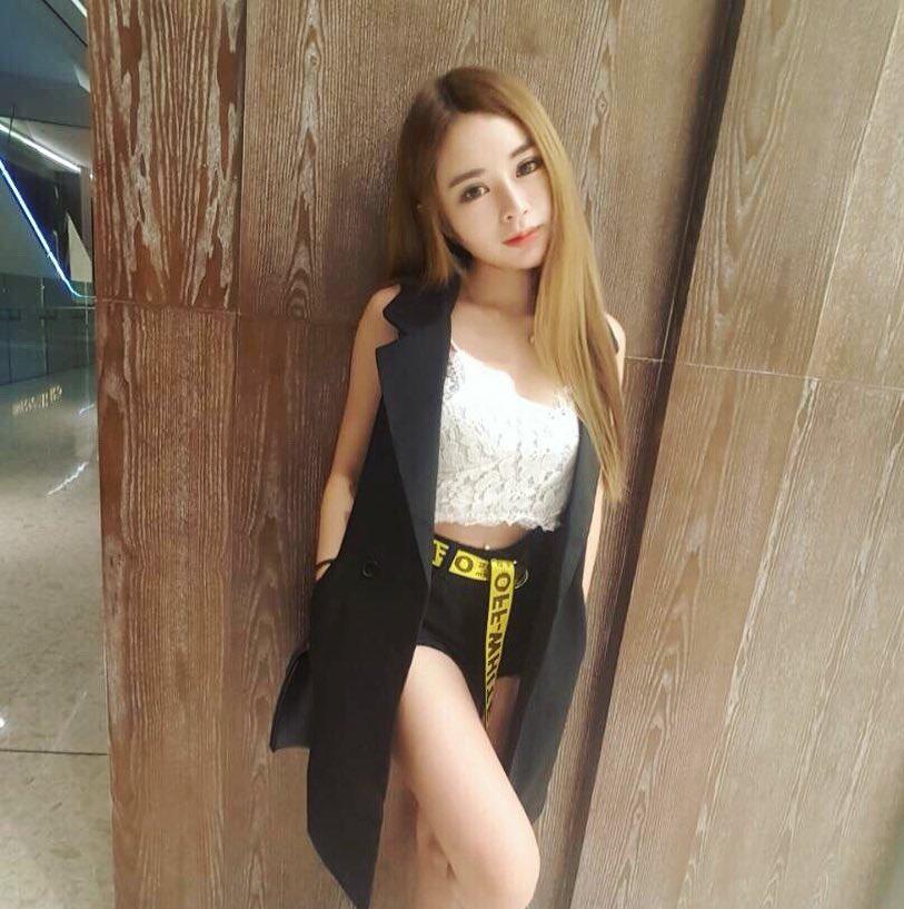 油腻的妹子Carmen Wen 待她长发及腰娶她可好?
