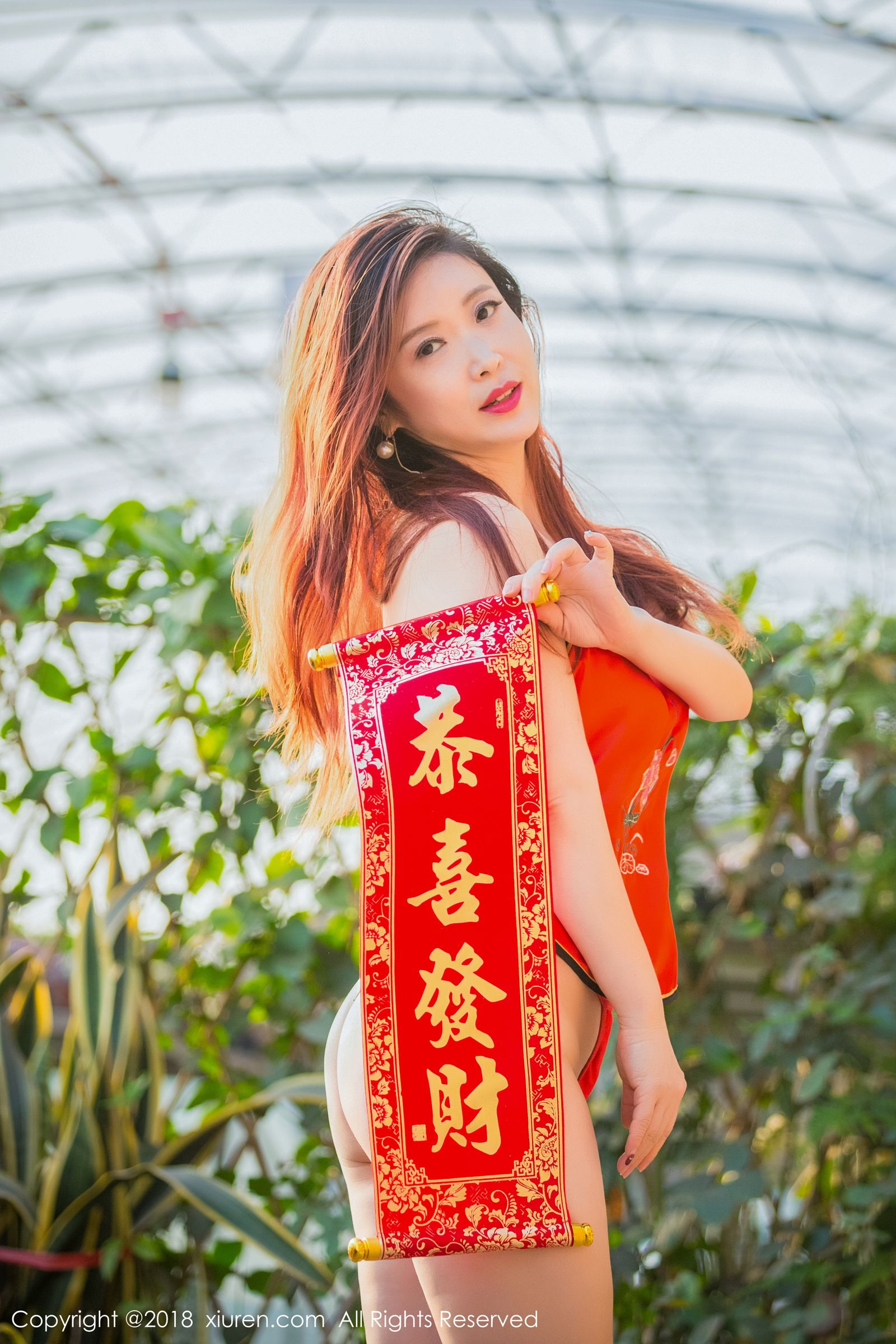 西希白兔送祝福 户外红色小肚兜