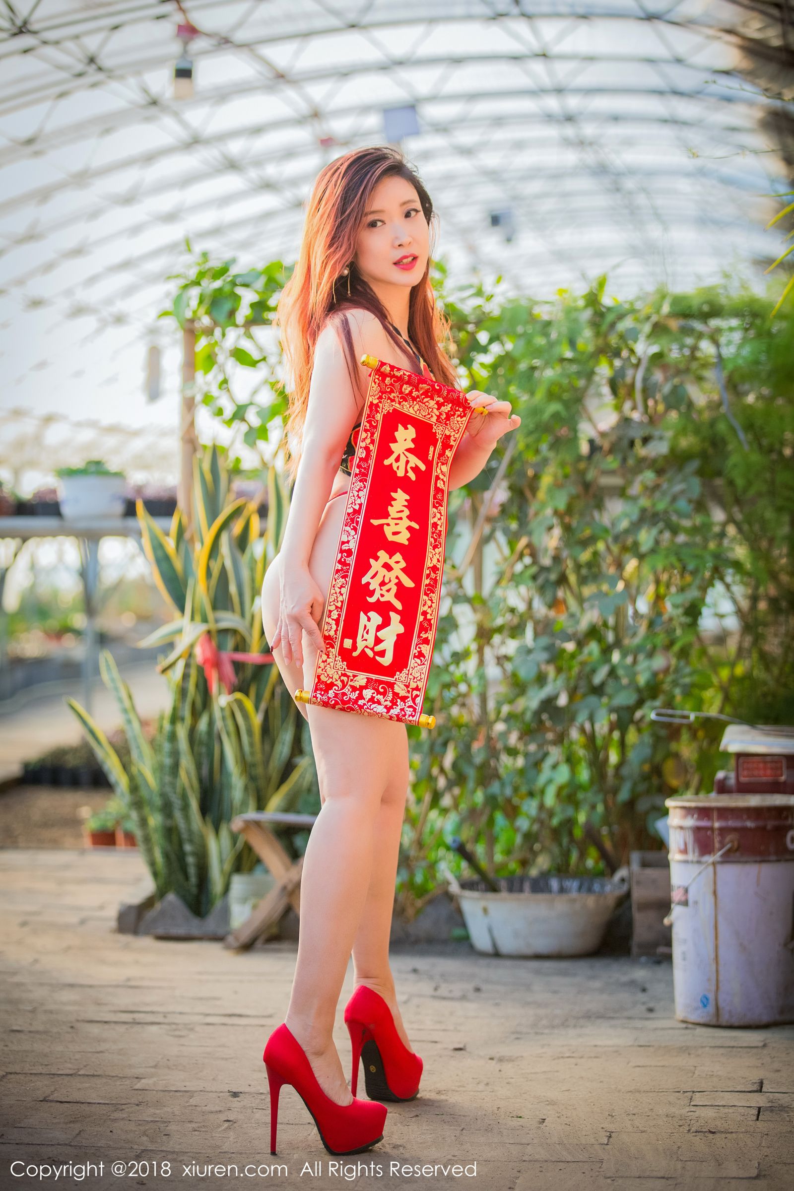 西希白兔送祝福 户外红色小肚兜