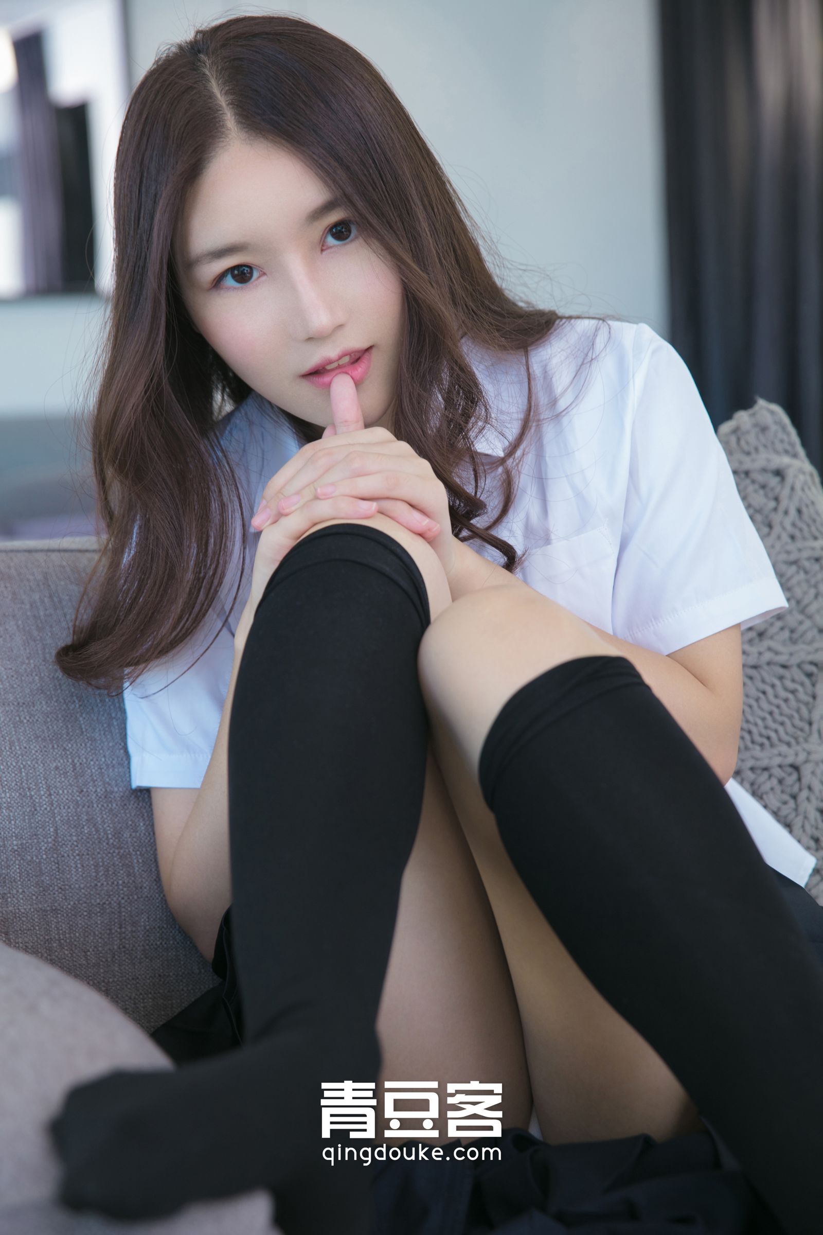 气质学妹魏扭扭 粉色内衣秀玉背