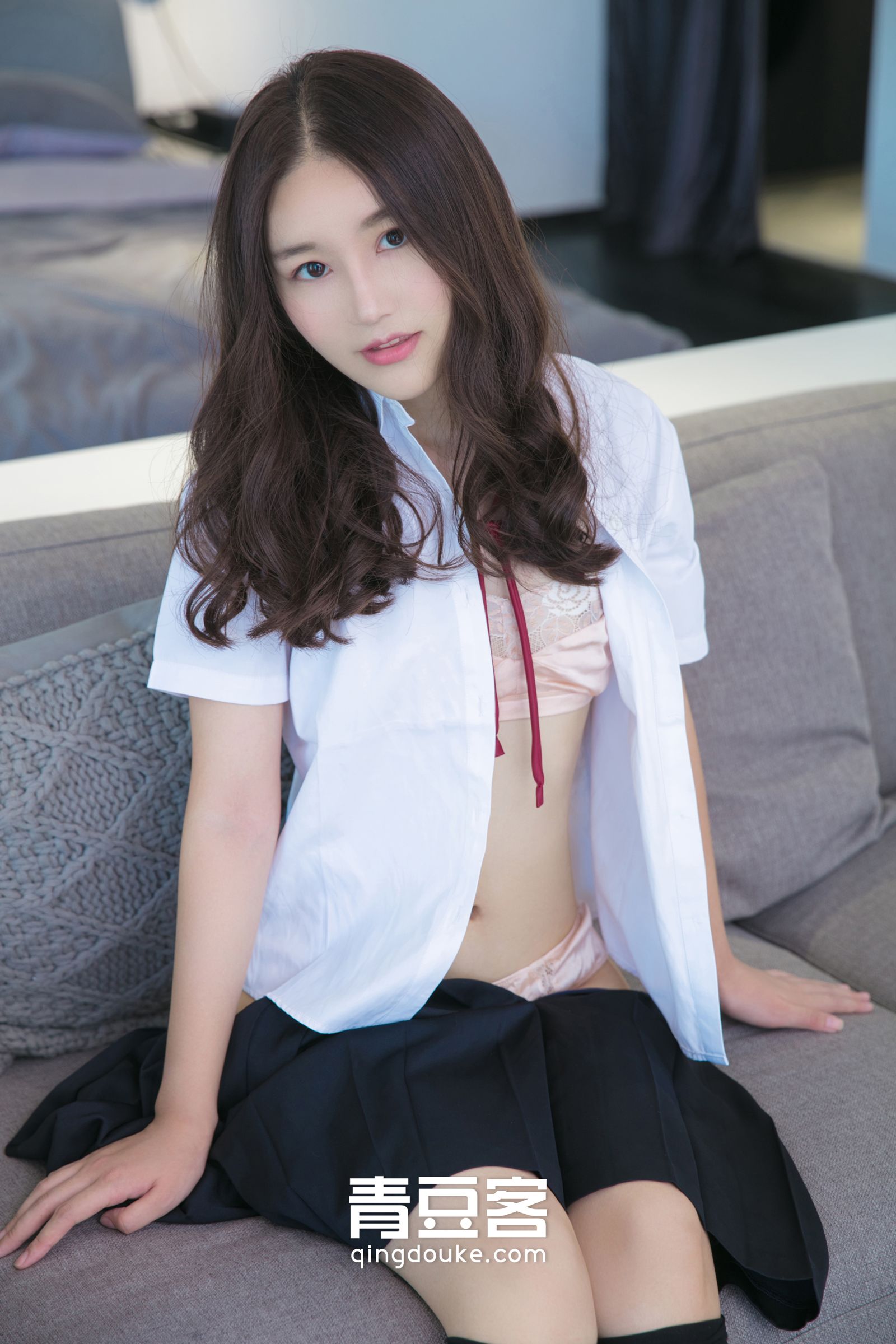 气质学妹魏扭扭 粉色内衣秀玉背