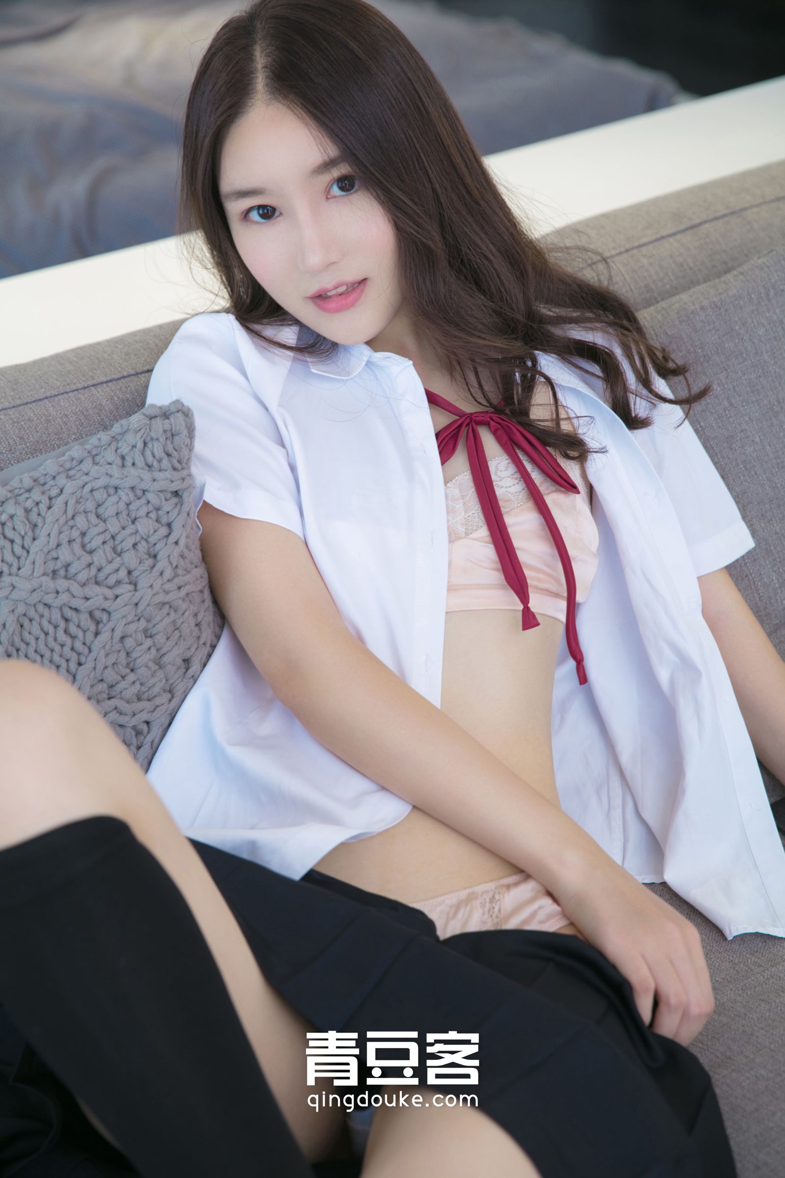气质学妹魏扭扭 粉色内衣秀玉背