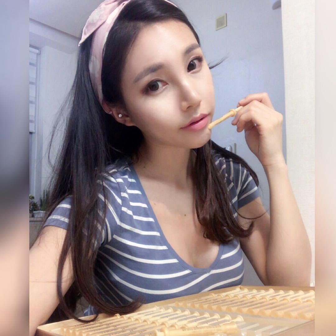 健身模特고다연 极品S级车头灯身材