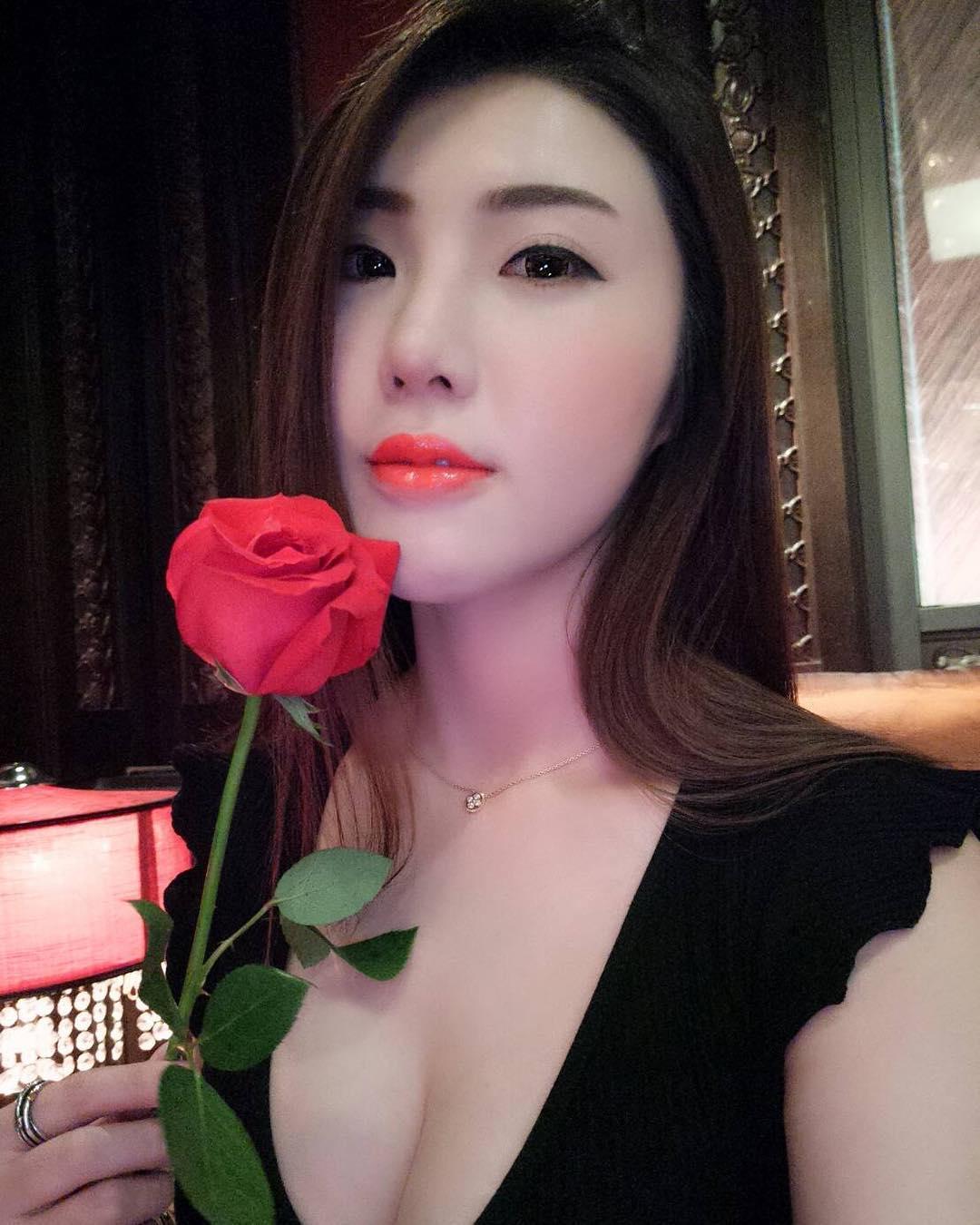 桃园烧烤店正妹女客人 超好身材让人目不转睛