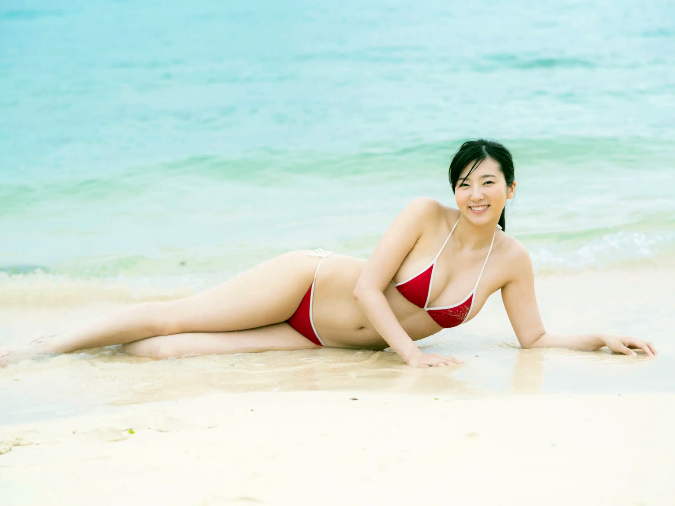 福井セリナ - LUCKY,身穿红色比基尼海滩嬉戏,与室内老爷车及泳池旁清新性感泳装私房美照,勾勒日本尤物曼妙身材