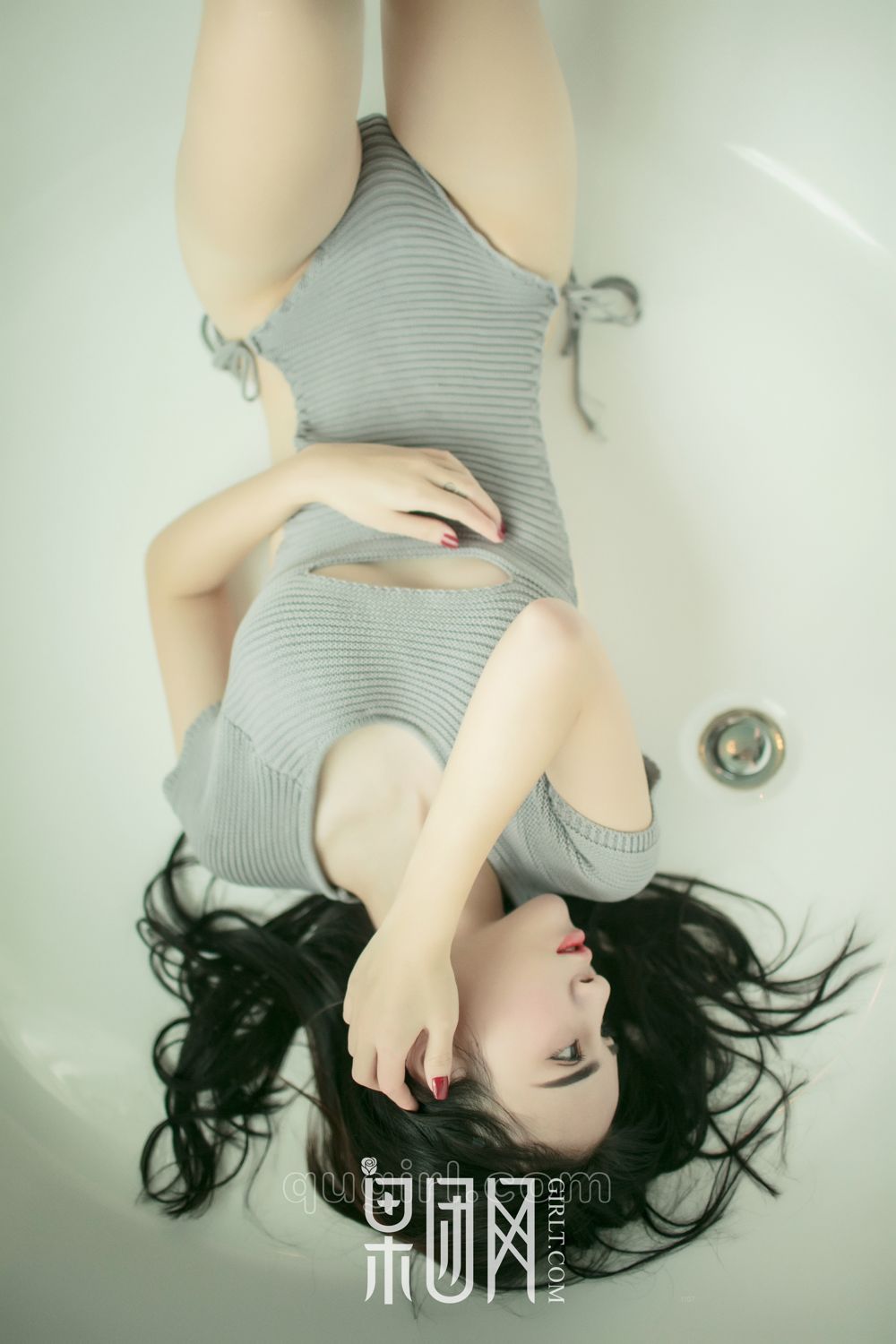 硬朗御姐大秀美背 浴缸湿身无比勾魂