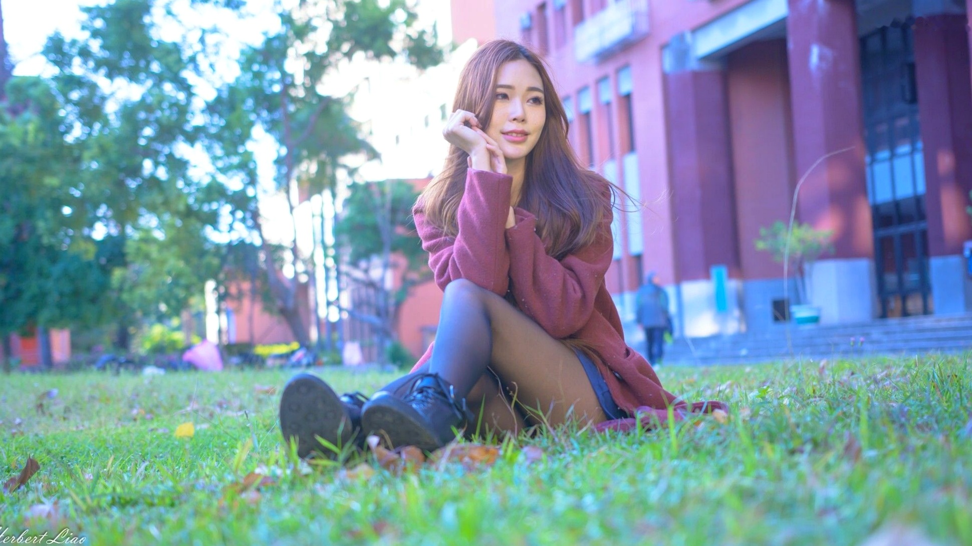 台湾正妹黄上晏:古亭站周边风衣黑丝写真,气质灵动、清纯迷人,展现都市街头优雅时尚风情