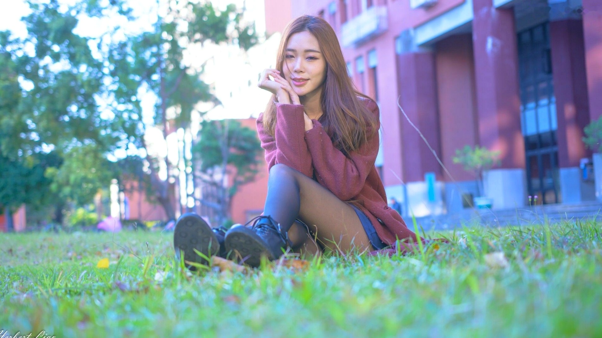 台湾正妹黄上晏:古亭站周边风衣黑丝写真,气质灵动、清纯迷人,展现都市街头优雅时尚风情