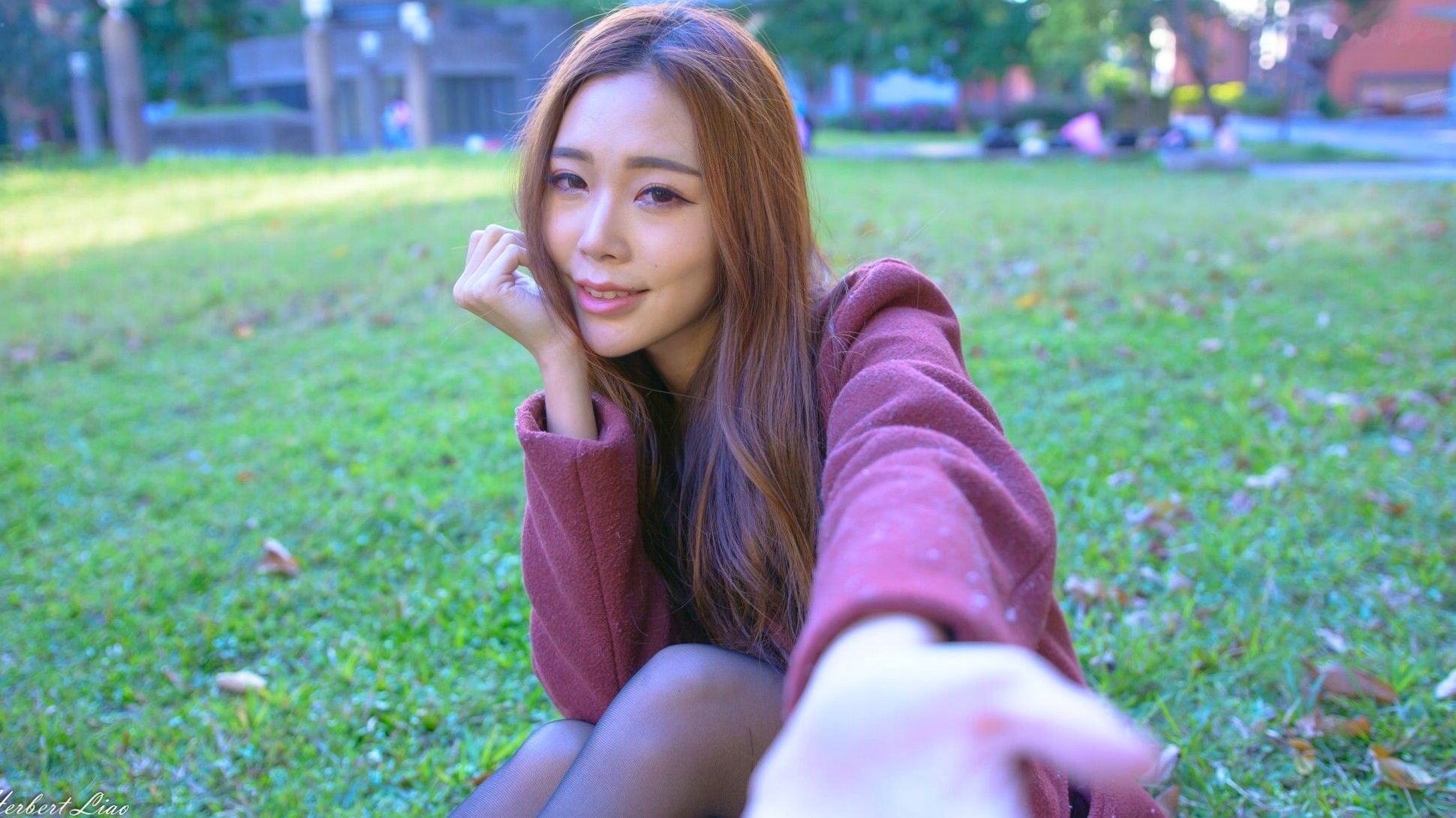 台湾正妹黄上晏:古亭站周边风衣黑丝写真,气质灵动、清纯迷人,展现都市街头优雅时尚风情
