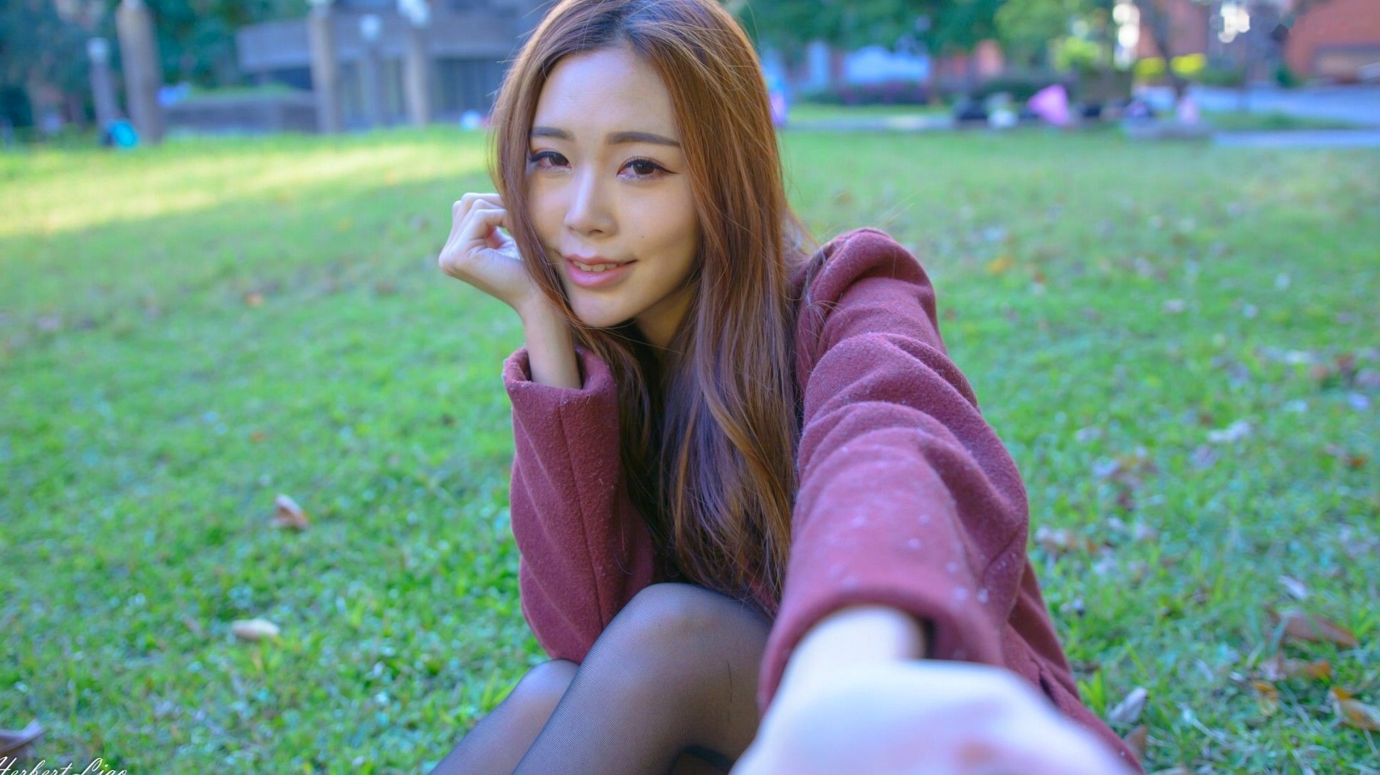 台湾正妹黄上晏:古亭站周边风衣黑丝写真,气质灵动、清纯迷人,展现都市街头优雅时尚风情