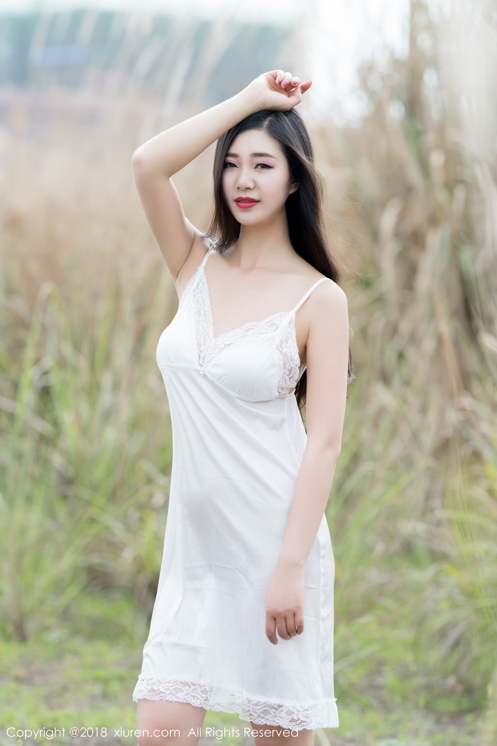 高颜值女神宋KiKi 户外蕾丝内衣露出