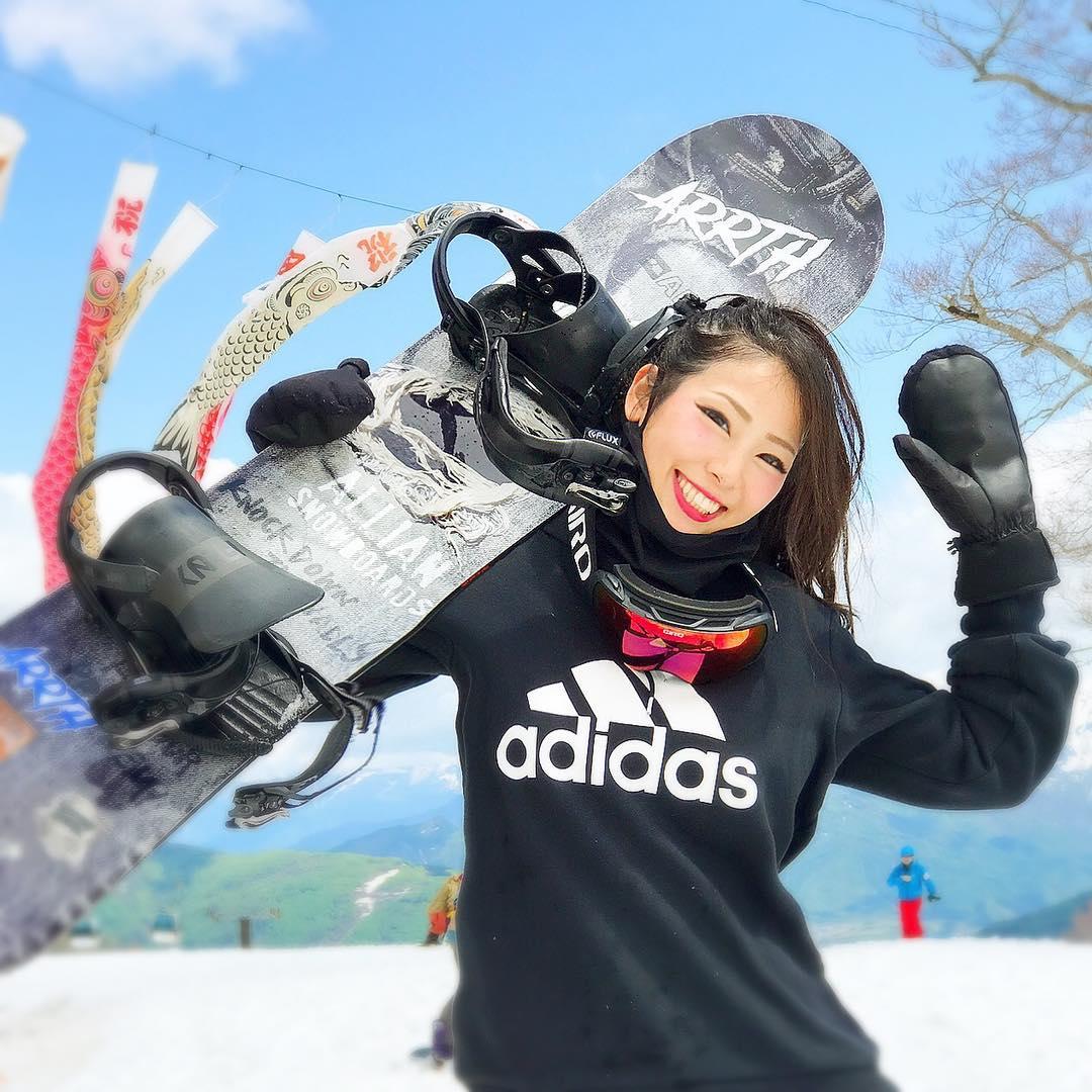 上山又下海!运动正妹りほ紧身衣好迷人