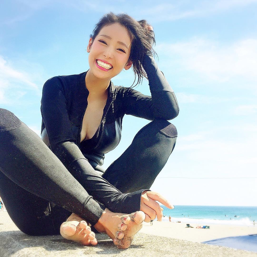上山又下海!运动正妹りほ紧身衣好迷人