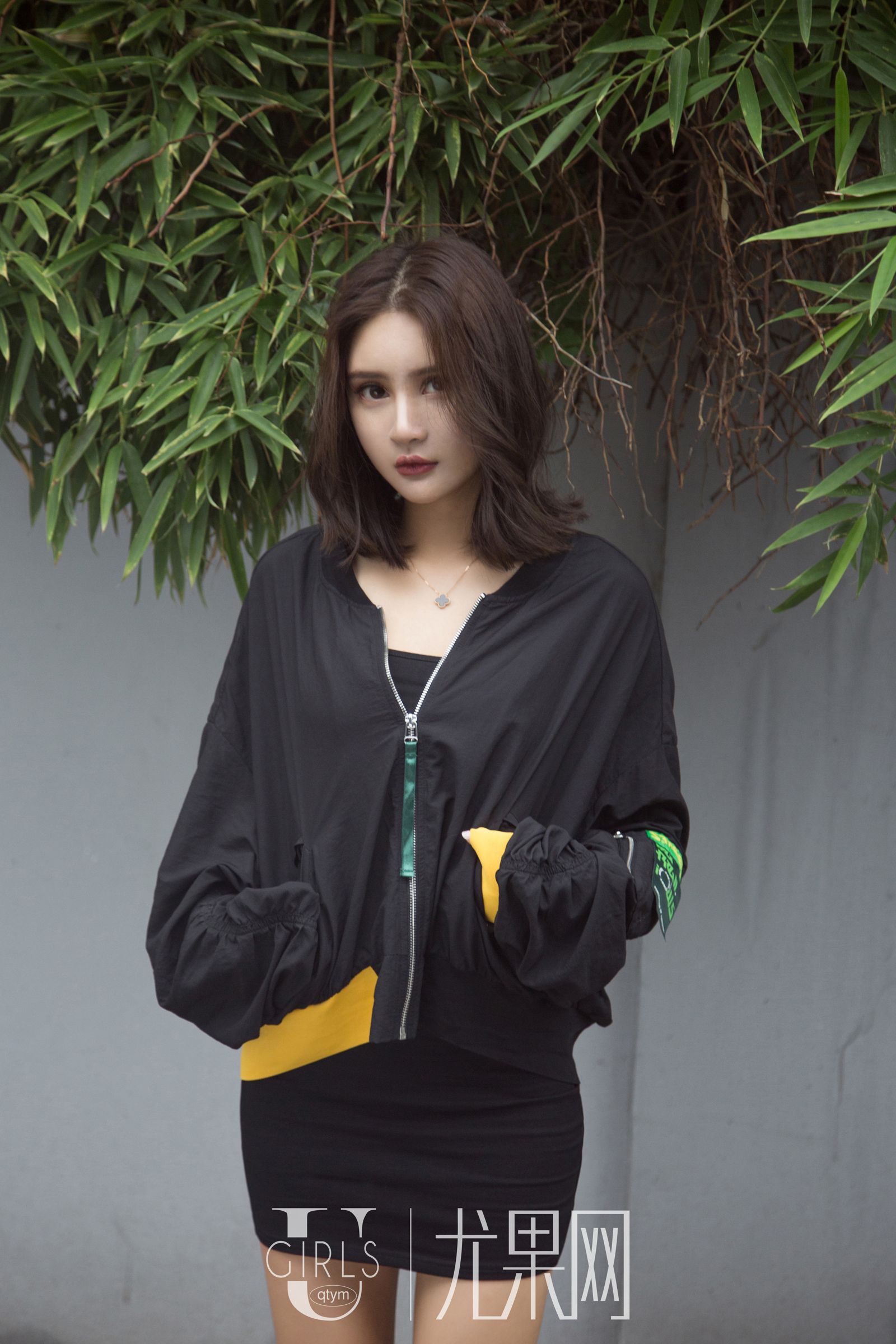 诱惑女神SOLO-尹菲 黑色紧身裙白色旗袍