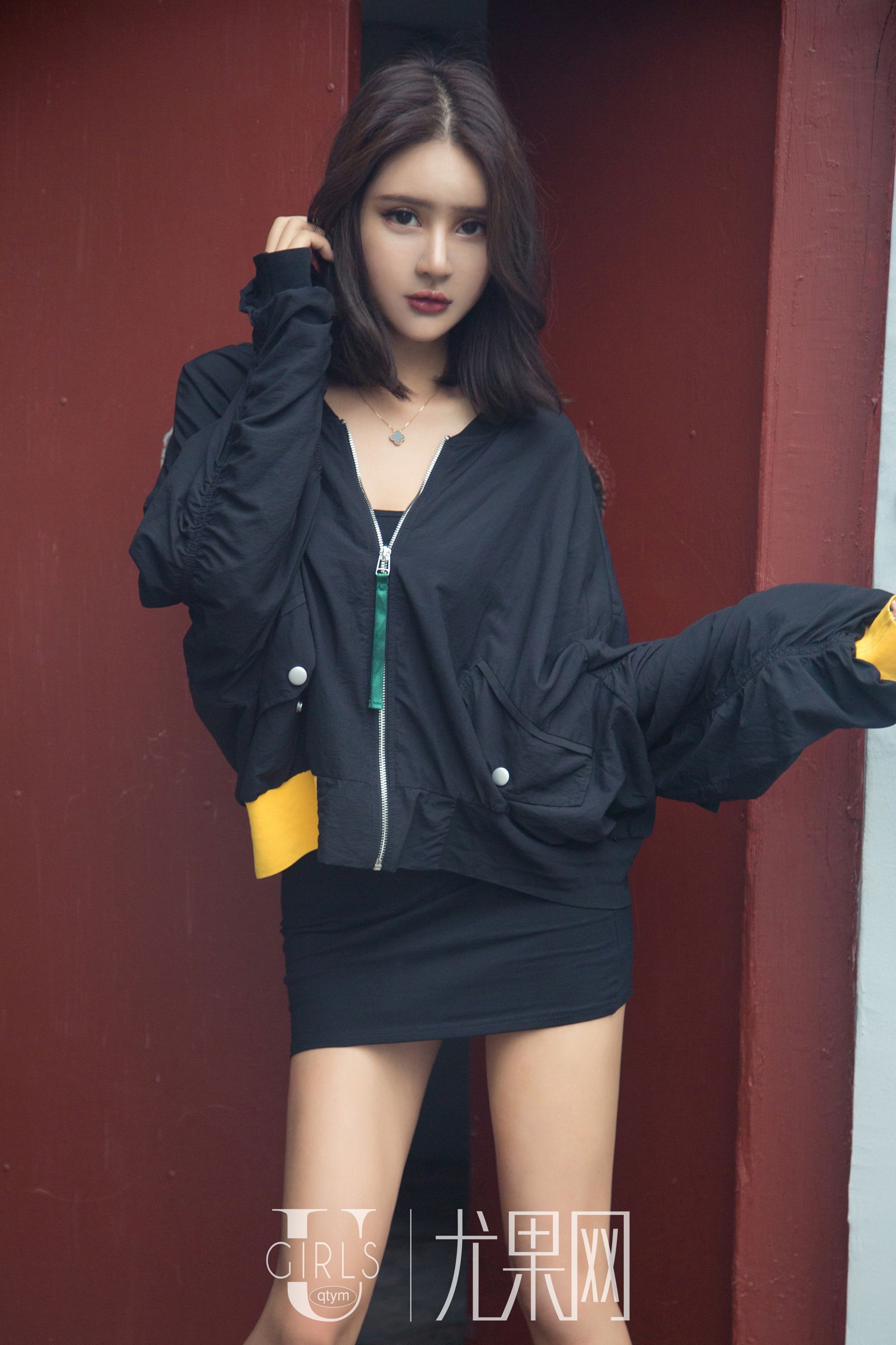 诱惑女神SOLO-尹菲 黑色紧身裙白色旗袍