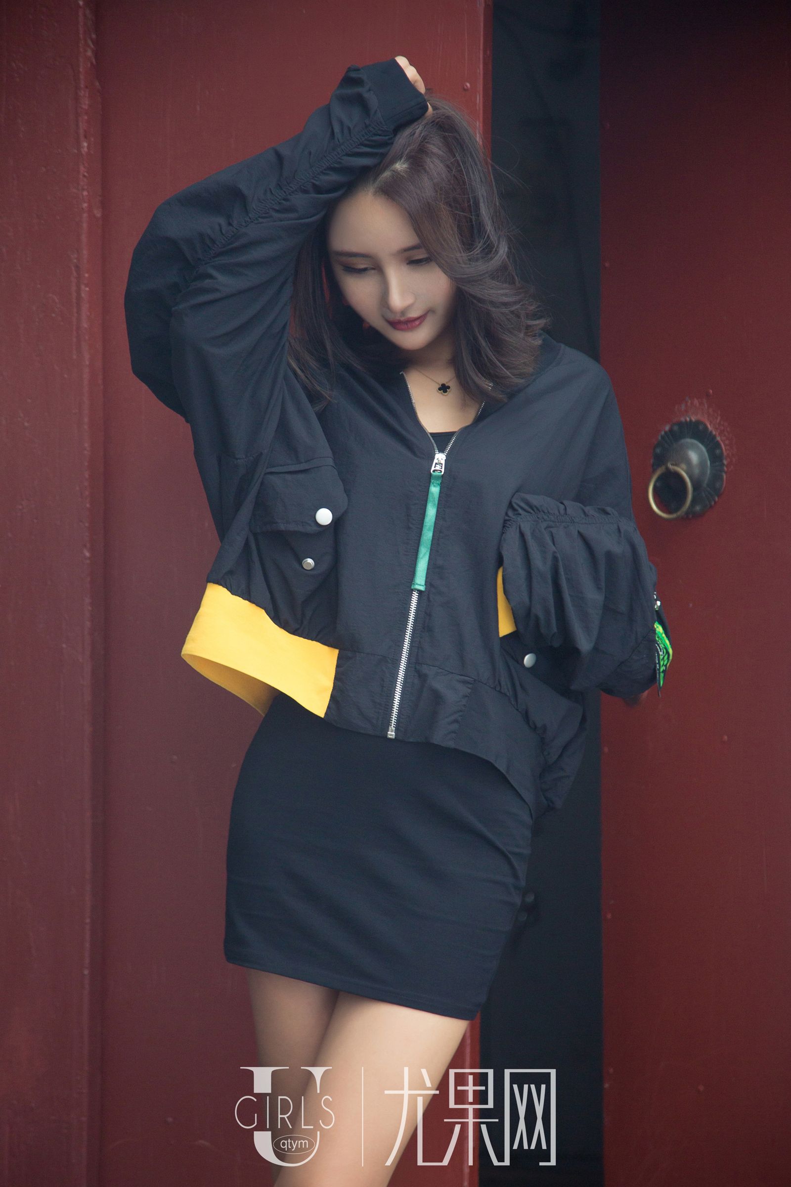 诱惑女神SOLO-尹菲 黑色紧身裙白色旗袍