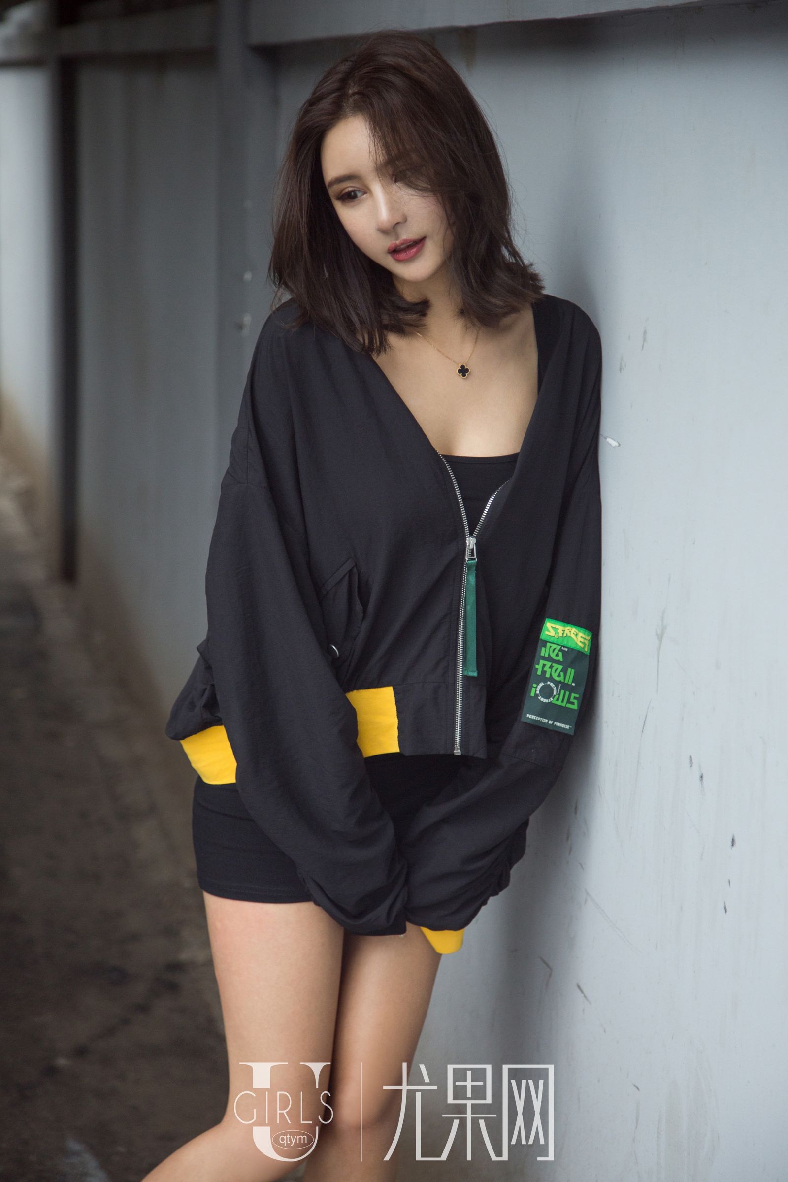 诱惑女神SOLO-尹菲 黑色紧身裙白色旗袍