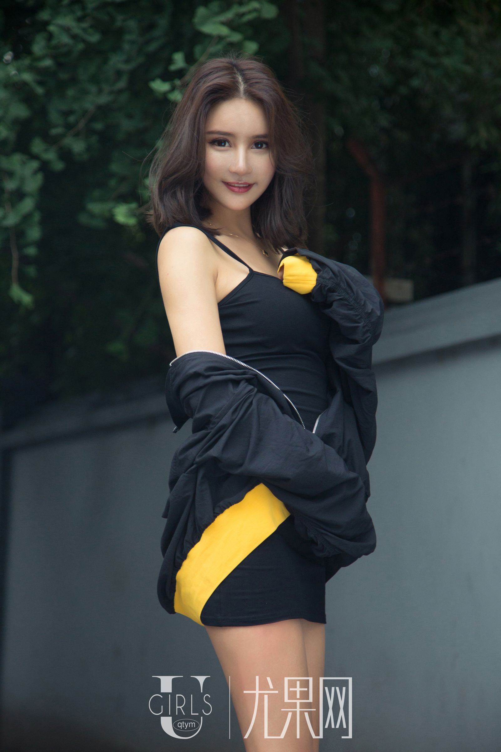 诱惑女神SOLO-尹菲 黑色紧身裙白色旗袍