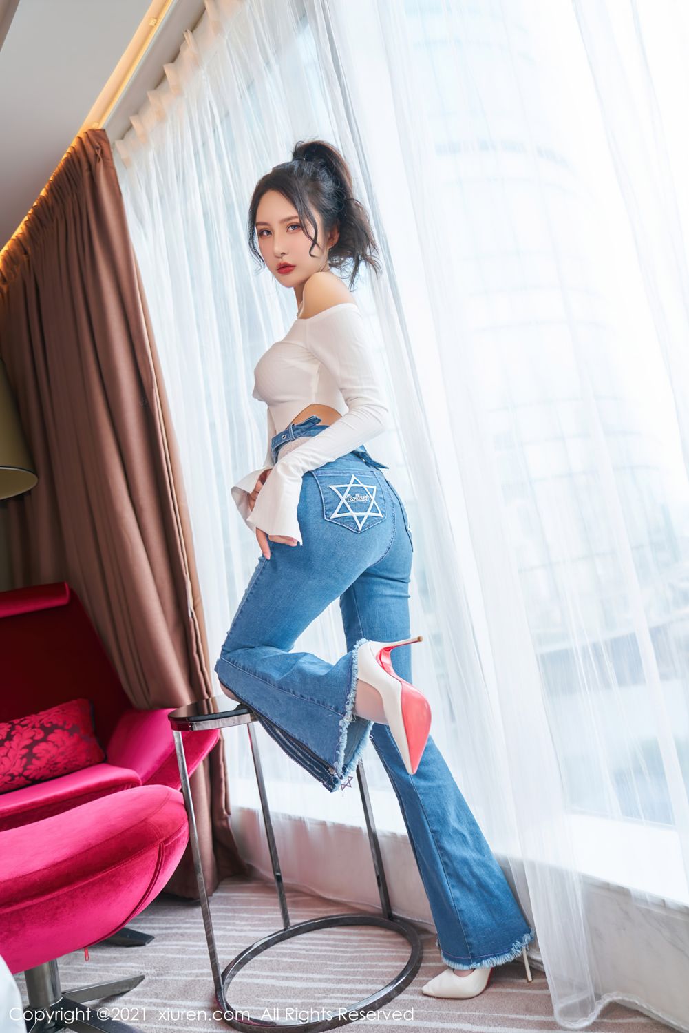 明艳动人Emily尹菲 独特魅力的牛仔裤