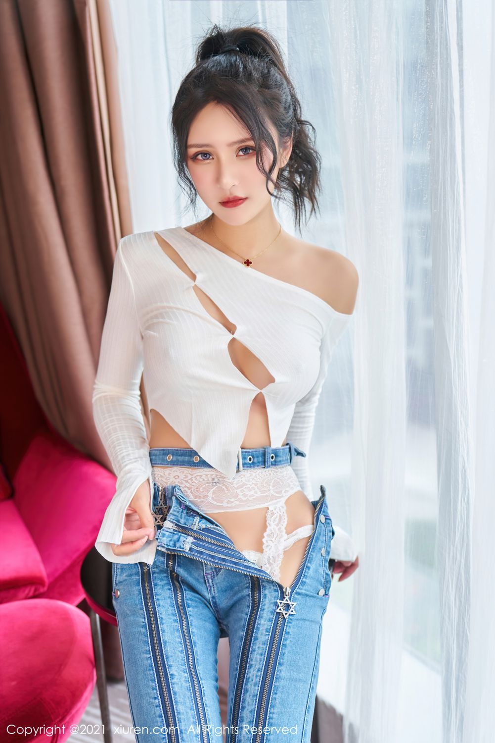 明艳动人Emily尹菲 独特魅力的牛仔裤
