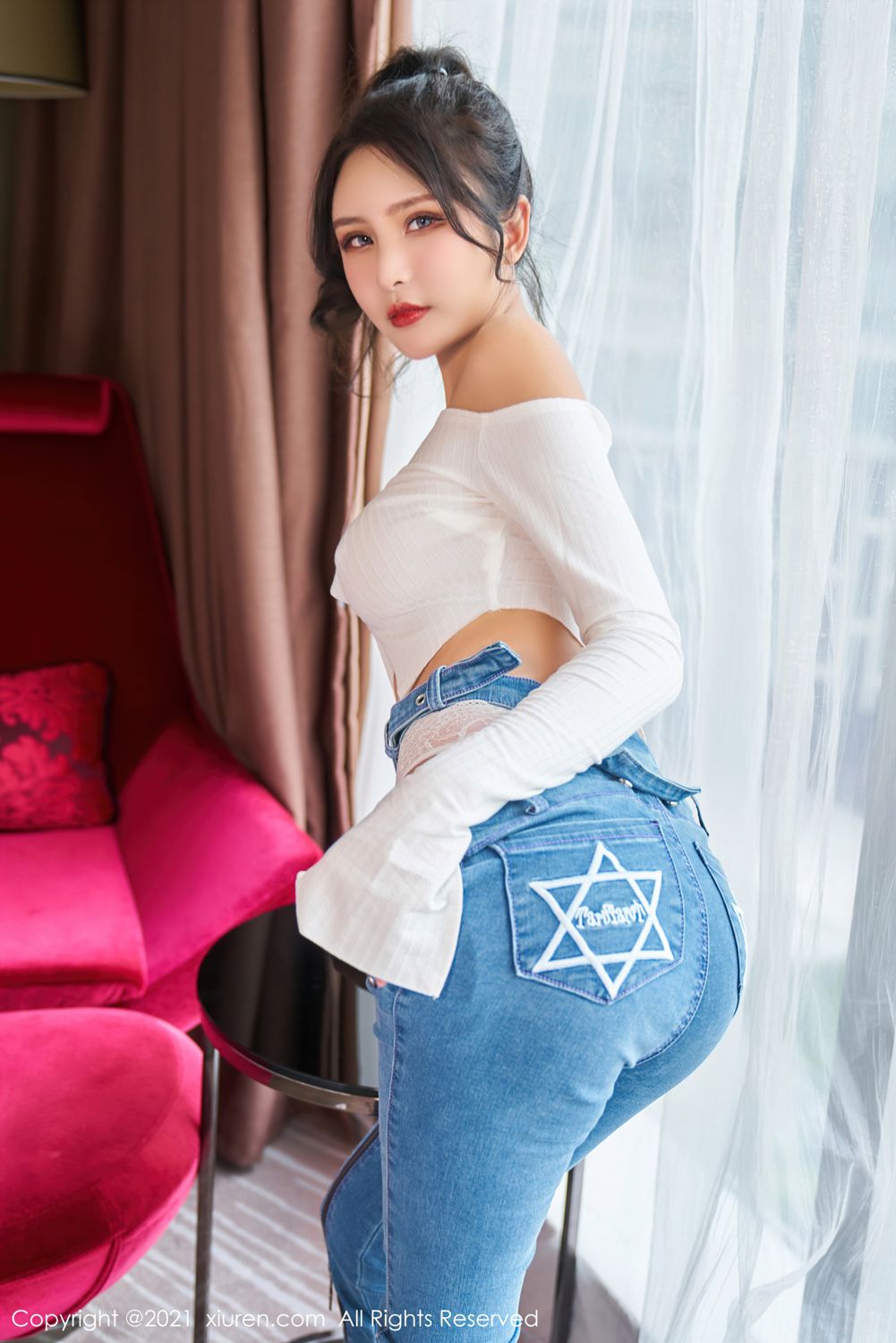 明艳动人Emily尹菲 独特魅力的牛仔裤