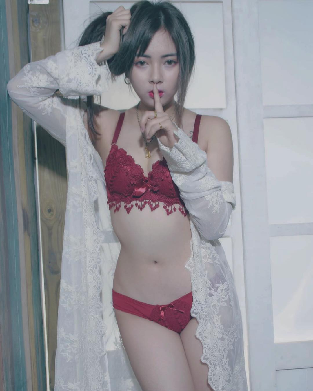 性感翘臀妹亲亲 娇小冷艳又帅气