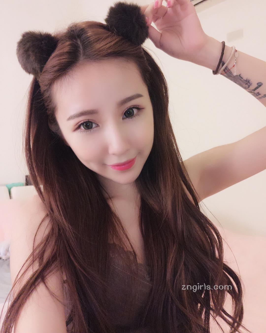 超白嫩!正妹李燕低胸上衣,完美身材自拍好养眼!