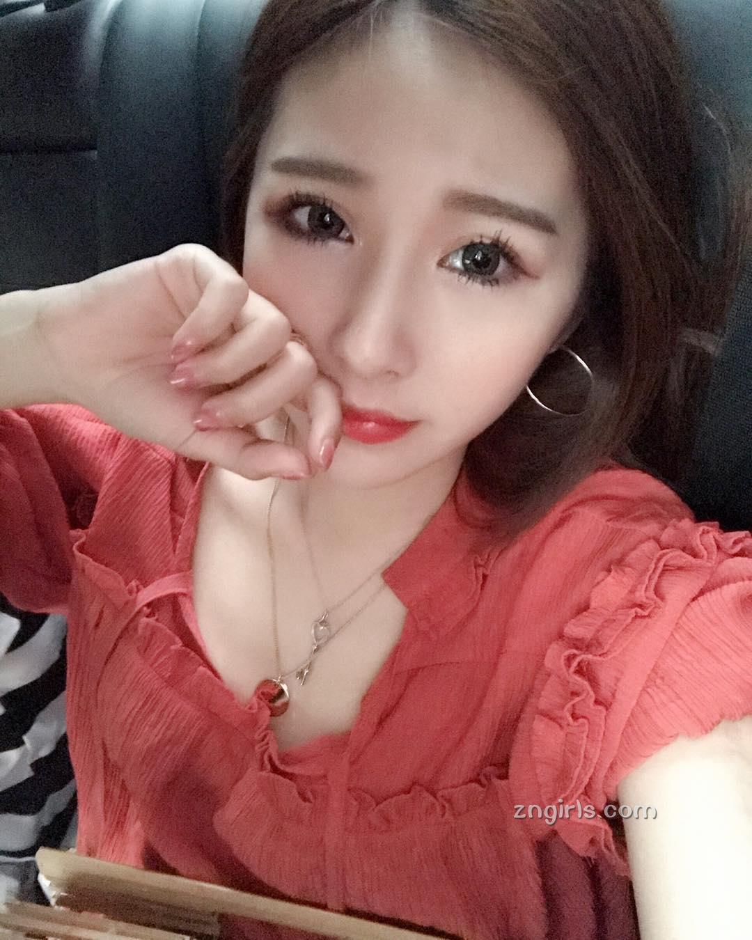 超白嫩!正妹李燕低胸上衣,完美身材自拍好养眼!