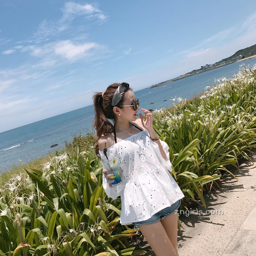 超白嫩!正妹李燕低胸上衣,完美身材自拍好养眼!