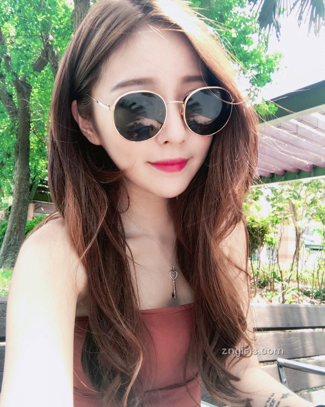 超白嫩!正妹李燕低胸上衣,完美身材自拍好养眼!