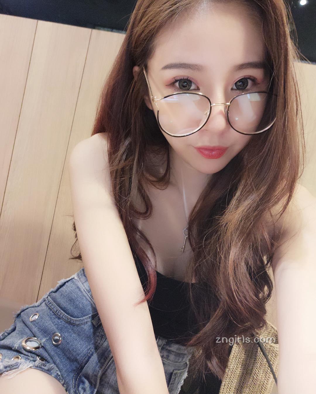 超白嫩!正妹李燕低胸上衣,完美身材自拍好养眼!