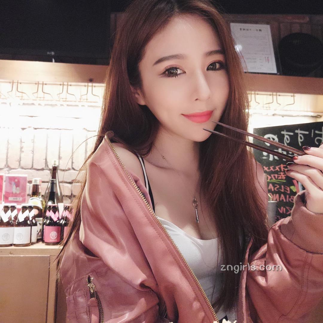 超白嫩!正妹李燕低胸上衣,完美身材自拍好养眼!