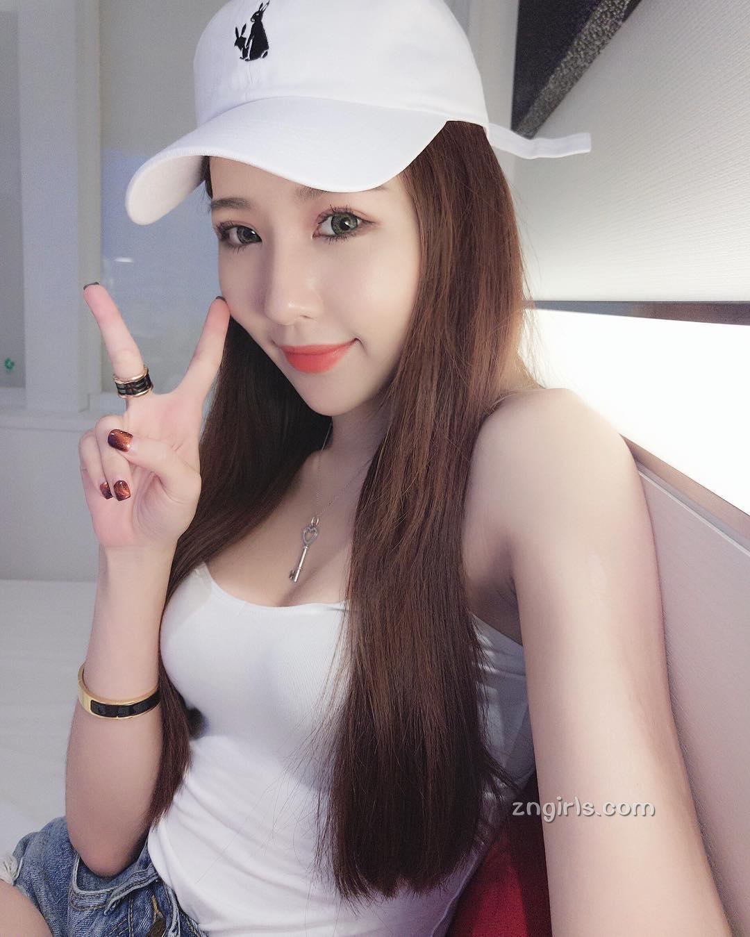 超白嫩!正妹李燕低胸上衣,完美身材自拍好养眼!