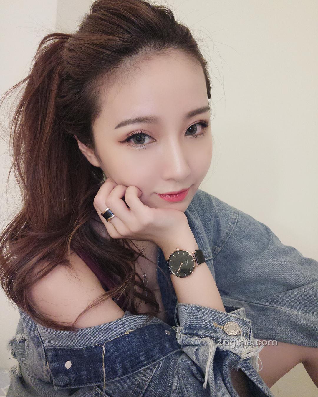 超白嫩!正妹李燕低胸上衣,完美身材自拍好养眼!