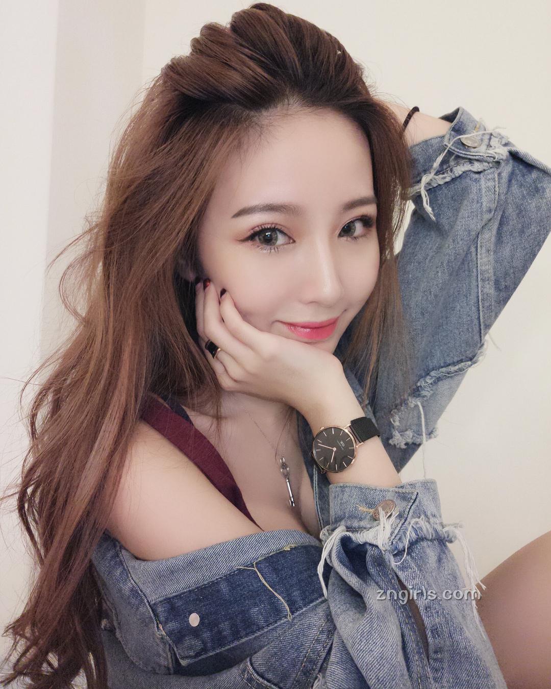 超白嫩!正妹李燕低胸上衣,完美身材自拍好养眼!