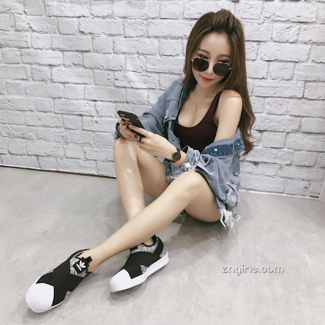 超白嫩!正妹李燕低胸上衣,完美身材自拍好养眼!