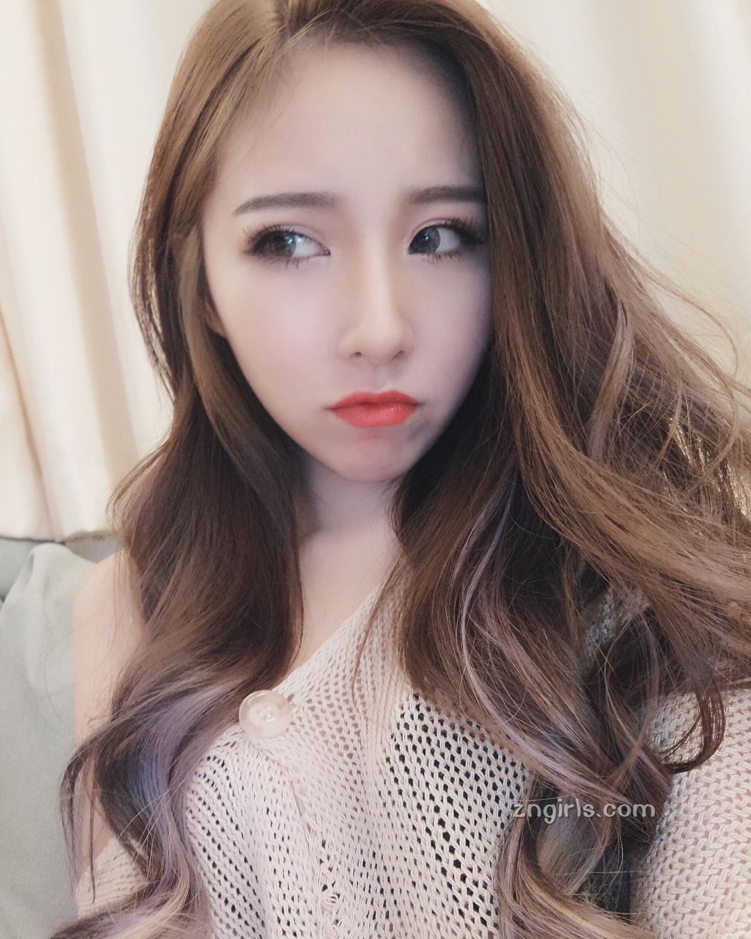 超白嫩!正妹李燕低胸上衣,完美身材自拍好养眼!