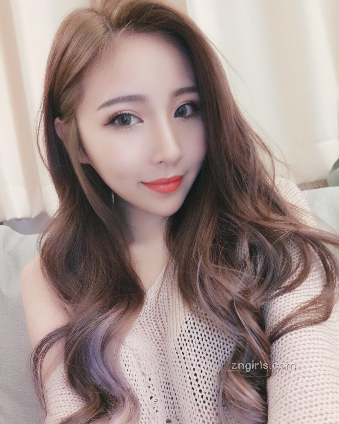 超白嫩!正妹李燕低胸上衣,完美身材自拍好养眼!