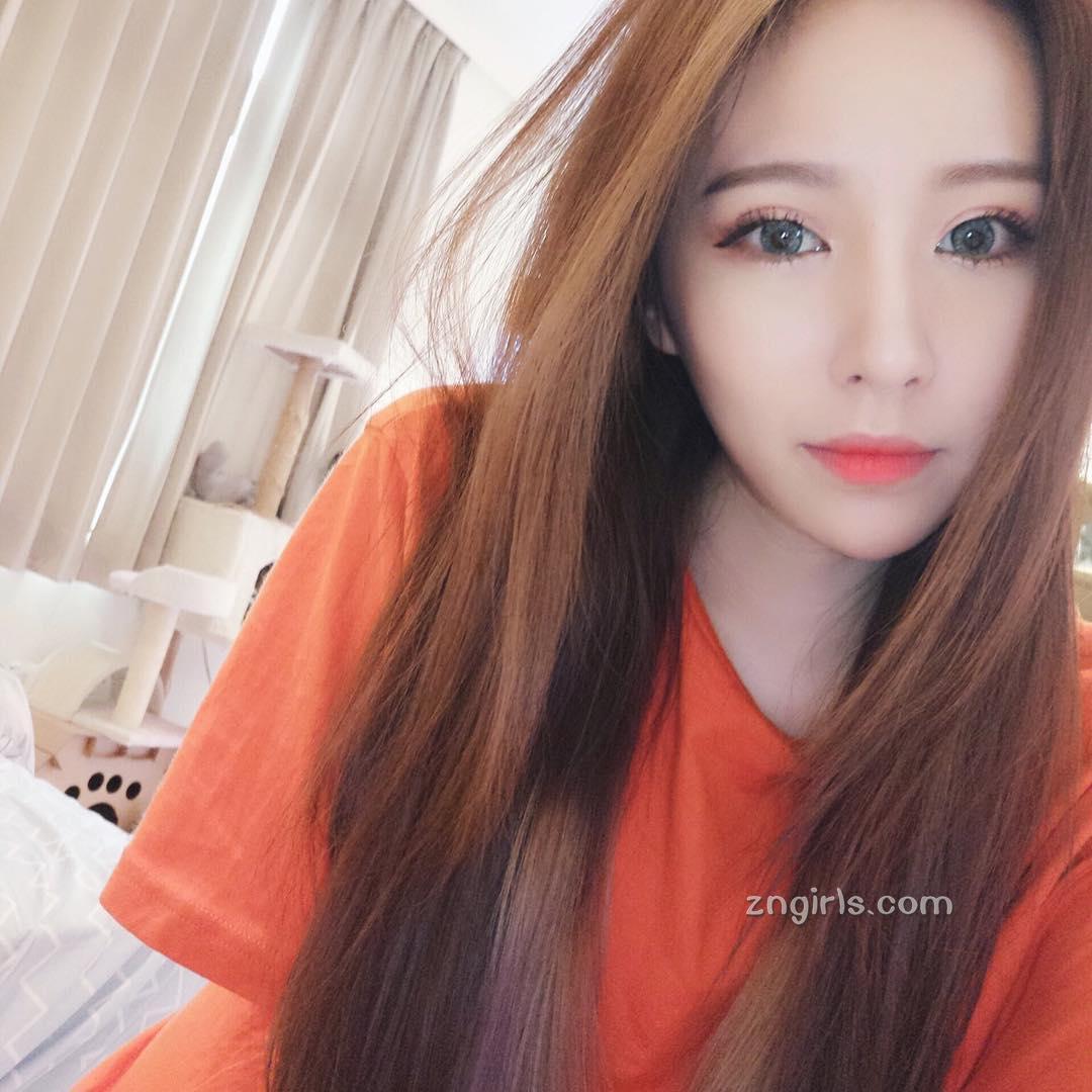 超白嫩!正妹李燕低胸上衣,完美身材自拍好养眼!