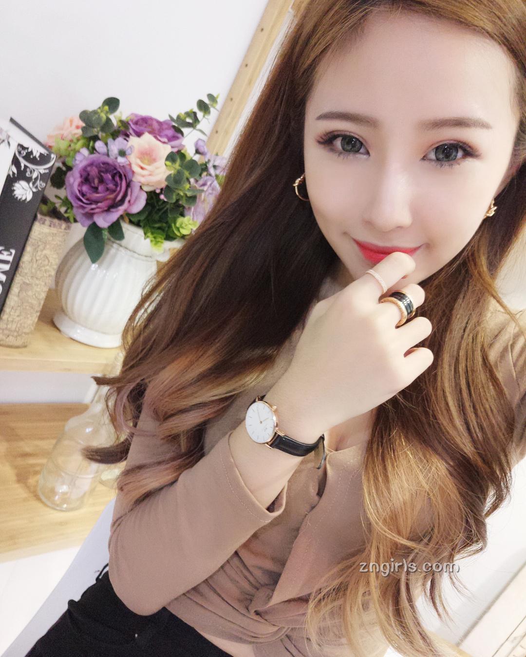 超白嫩!正妹李燕低胸上衣,完美身材自拍好养眼!