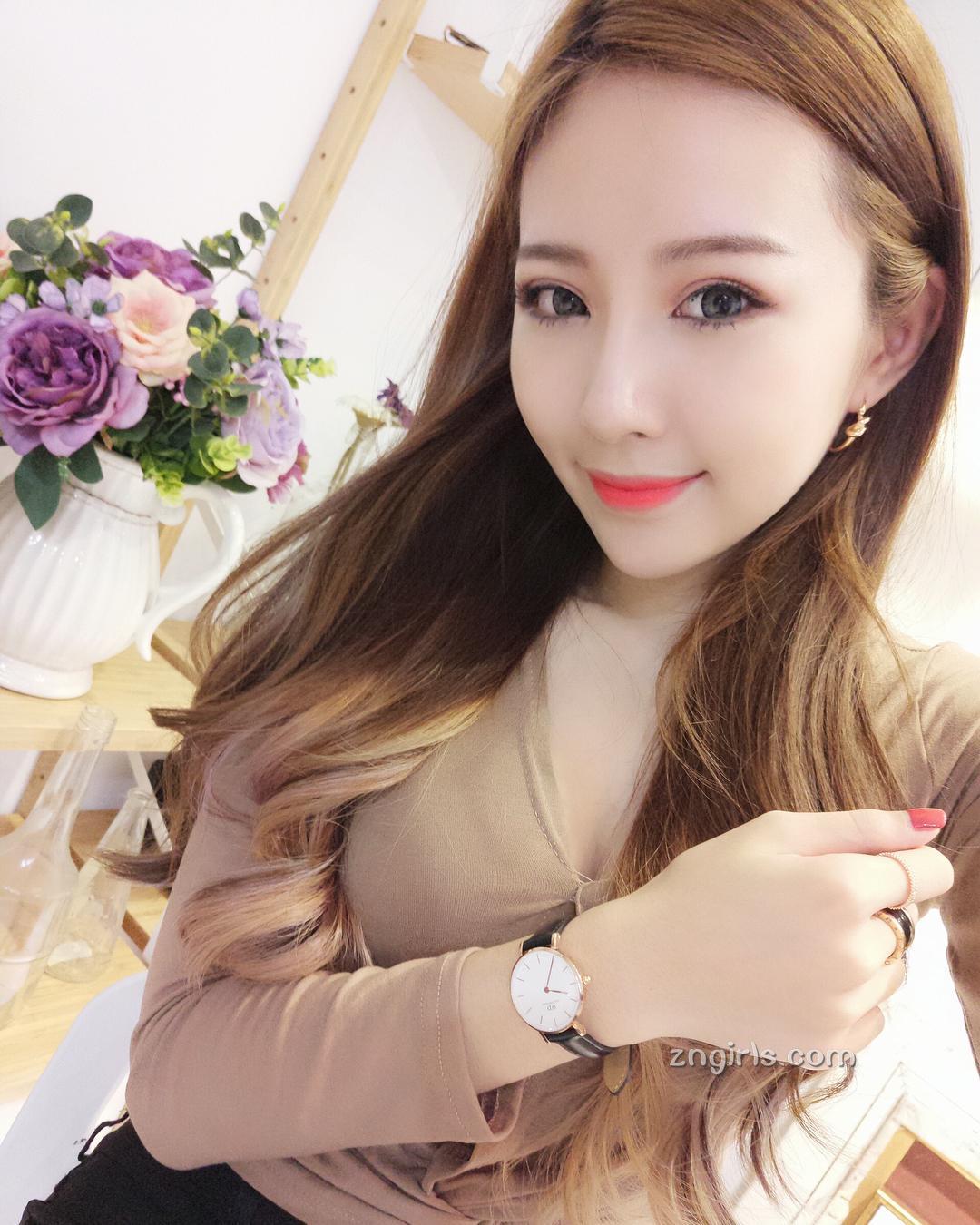 超白嫩!正妹李燕低胸上衣,完美身材自拍好养眼!