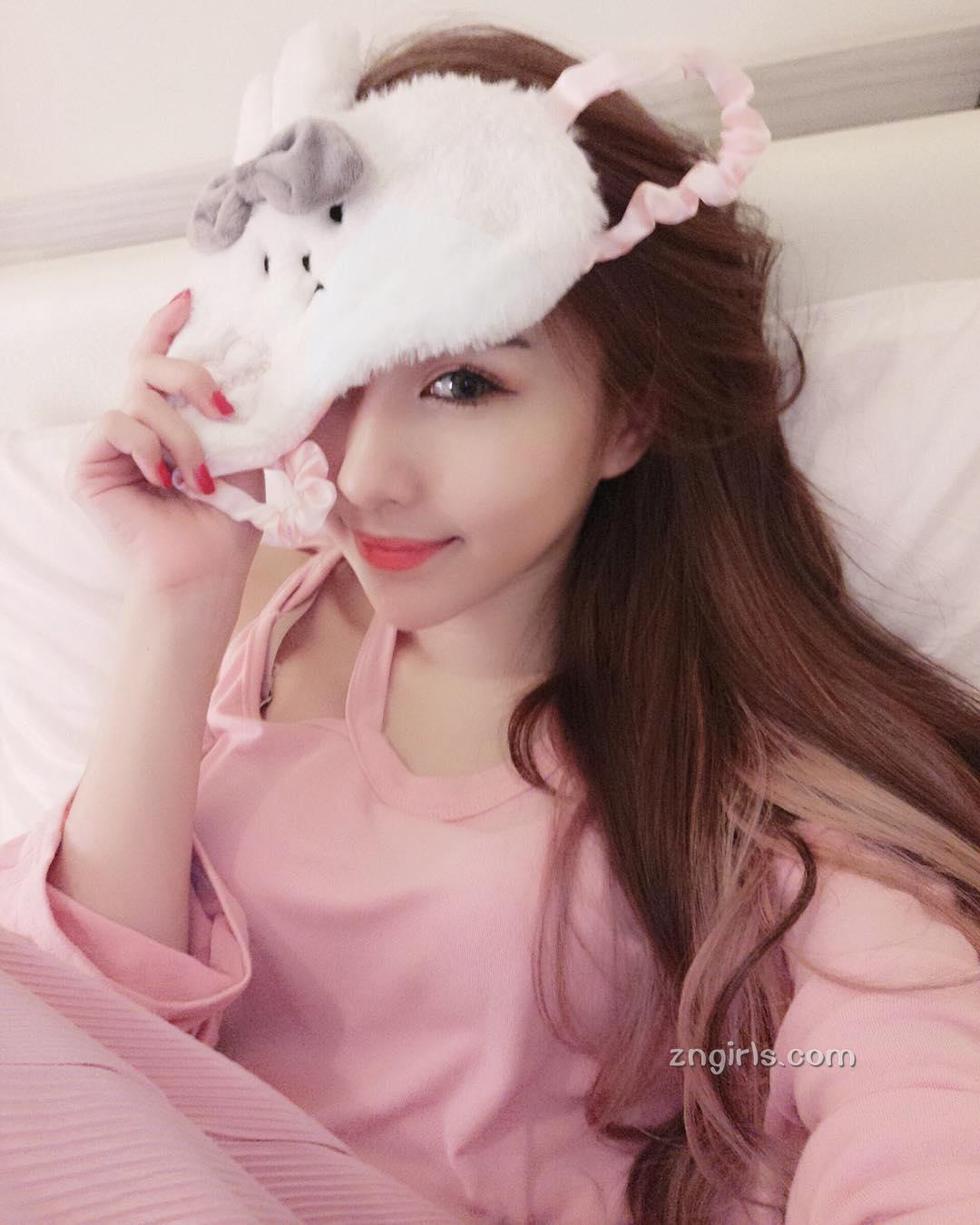 超白嫩!正妹李燕低胸上衣,完美身材自拍好养眼!