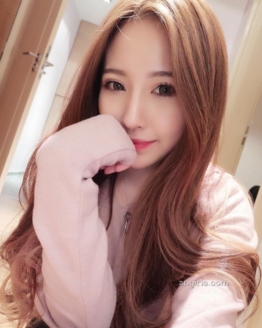 超白嫩!正妹李燕低胸上衣,完美身材自拍好养眼!