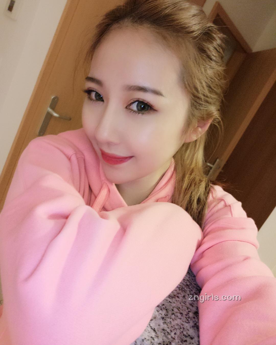 超白嫩!正妹李燕低胸上衣,完美身材自拍好养眼!
