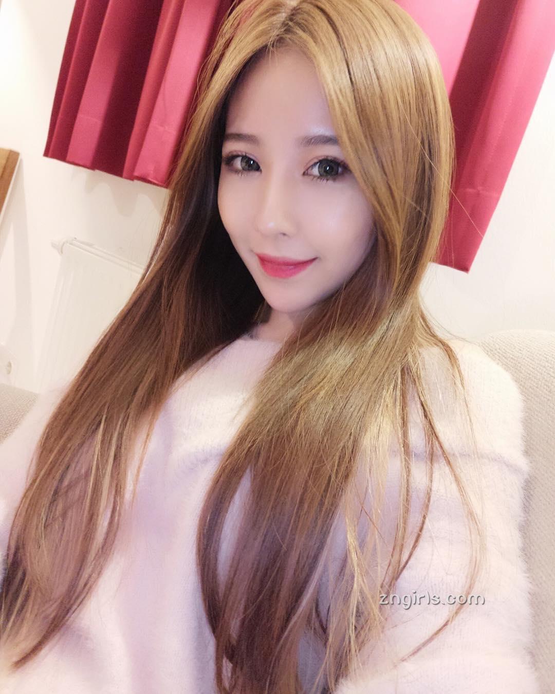 超白嫩!正妹李燕低胸上衣,完美身材自拍好养眼!