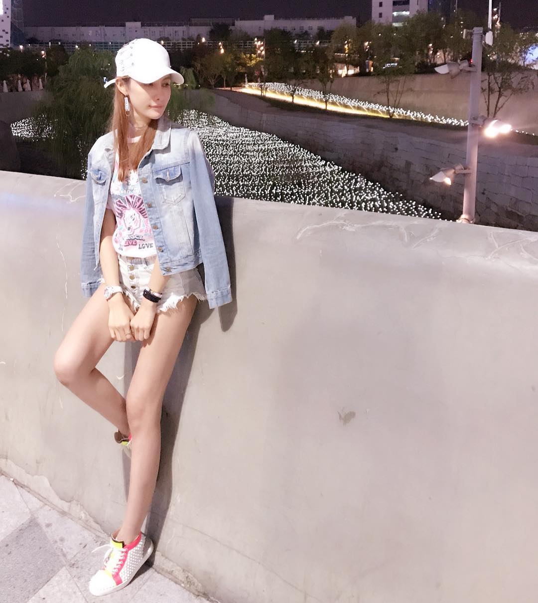 性感小辣貓「DJ Pussy Catz」逆天长腿占满画面