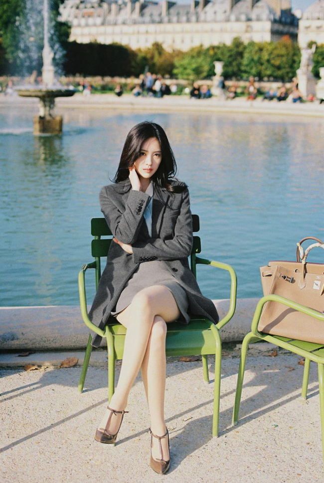 冷艳美人尹善英 洋装美照惹人爱